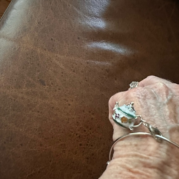 Bangle open style bracelet with teacup - Picture 5 of 8